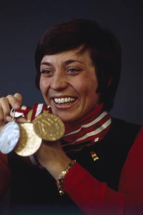 Olympic Winter Games in Innsbruck 1976 The German Skirennläuferin Rosi Mittermaier presents Pride theirs Three Medals, The Them at the XII Olympic Winter Games in Innsbruck won has Them smiling happy in The Camera Austria, 1976 Innsbruck Austria Copyright: xUnitedxArchivesx xSvenxSimonxSportx SVS_95020000284