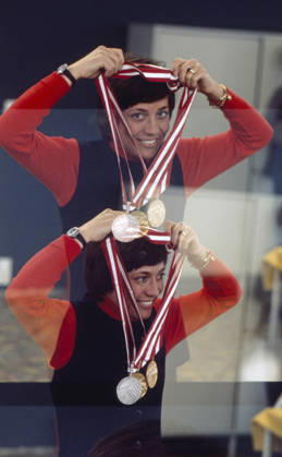 Olympic Winter Games in Innsbruck 1976 The German Skirennläuferin Rosi Mittermaier presents Pride theirs Three Medals two Gold, a Silver at the XII Olympic Winter Games in Innsbruck Them smiling in The Camera and holds The Medal ribbons in theirs Hands Austria, 1976 Innsbruck Austria Copyright: xUnitedxArchivesx xSvenxSimonxSportx SVS_95020000285