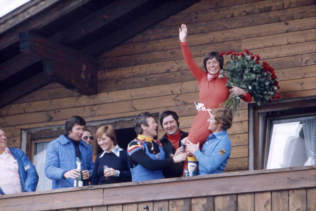 Olympic Winter Games in Innsbruck 1976 The German Skirennläuferin Rosi Mittermaier will After theirs Successes at the XII Olympic Winter Games in Innsbruck on a Balcony in the Axamer Lizum celebrated Them holds a grand Strauss red Roses and beckons the supporters to next to Her Stand Klaus Mayer and theirs Sister Evi Austria, 1976 Innsbruck Austria Copyright: xUnitedxArchivesx xSvenxSimonxSportx SVS_95020000302