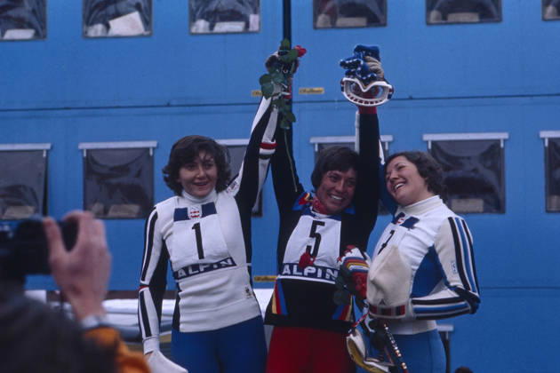 Olympic Winter Games in Innsbruck 1976 the Winner photo the women Slaloms at the Olympic Winter Games 1976 in Innsbruck shows Rosi Mittermaier Gold, Germany , Claudia Giordani Silver, Italy and Hanni Wenzel Bronze, Liechtenstein on the Podium The Three Athletinnen celebrate theirs Medals and hold Flowers and Goggles in The Height Austria, 1976 Innsbruck Austria Copyright: xUnitedxArchivesx xSvenxSimonxSportx SVS_95020000317
