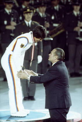 Olympic Winter Games in Innsbruck 1976 The German Skirennläuferin Rosi Mittermaier receives from Willi Daume, the then President the national Olympic Committee for Germany, theirs Gold medal The Scene finds during the XII Olympic Winter Games in Innsbruck instead 1976 Innsbruck Austria Copyright: xUnitedxArchivesx xSvenxSimonxSportx SVS_95020000330