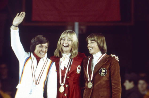 Olympic Winter Games in Innsbruck 1976 The Award Ceremony in Giant slalom the women at the XII Olympic Winter Games in Innsbruck on the Podium Stand from left After right Rosi Mittermaier Silver, Germany , Kathy Kreiner Gold, Canada and Daniele Debernard Bronze, France The Athletinnen celebrate theirs Medals Austria, 1976 Innsbruck Austria Copyright: xUnitedxArchivesx xSvenxSimonxSportx SVS_95020000448