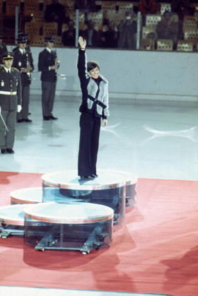Olympic Winter Games in Innsbruck 1976 The German Skirennläuferin Rosi Mittermaier is on the Podium and beckons the crowd to Them has at the XII Olympic Winter Games in Innsbruck a Gold medal won Austria, 1976 Innsbruck Austria Copyright: xUnitedxArchivesx xSvenxSimonxSportx SVS_95020000453