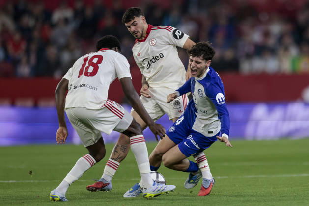 Sevilla FC v Atletico de Madrid - LaLiga EA Sports Rodrigo Mendoza of Atletico de Madrid competes for the ball with Luciem Agoume and Isaac Romero of Sevilla FC during the La Liga EA Sports match between Sevilla FC and Atletico de Madrid at Ramon Sanchez Pizjuan in Seville, Spain, on April 11, 2026. Seville Spain  Copyright: xJosexLuisxContrerasx originalFilename:joseluiscontreras-sevillaf260411_npxUW