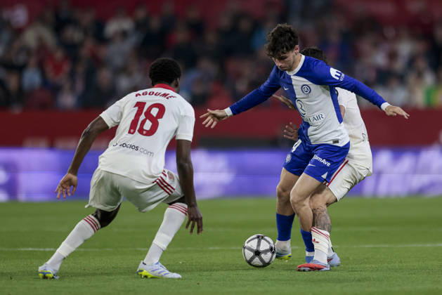 Sevilla FC v Atletico de Madrid - LaLiga EA Sports Rodrigo Mendoza of Atletico de Madrid controls the ball during the La Liga EA Sports match between Sevilla FC and Atletico de Madrid at Ramon Sanchez Pizjuan in Seville, Spain, on April 11, 2026. Seville Spain Copyright: xJosexLuisxContrerasx originalFilename:joseluiscontreras-sevillaf260411_npOPS