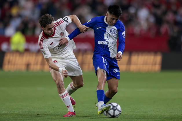 Sevilla FC v Atletico de Madrid - LaLiga EA Sports Thiago Almada of Atletico de Madrid competes for the ball with Manu Bueno of Sevilla FC during the La Liga EA Sports match between Sevilla FC and Atletico de Madrid at Ramon Sanchez Pizjuan in Seville, Spain, on April 11, 2026. Seville Spain Copyright: xJosexLuisxContrerasx originalFilename:joseluiscontreras-sevillaf260411_npPZ9