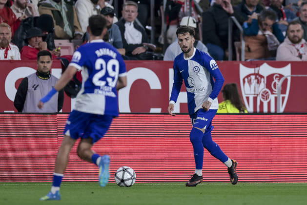 Sevilla FC v Atletico de Madrid - LaLiga EA Sports Alex Baena of Atletico de Madrid runs with the ball during the La Liga EA Sports match between Sevilla FC and Atletico de Madrid at Ramon Sanchez Pizjuan in Seville, Spain, on April 11, 2026. Seville Spain Copyright: xJosexLuisxContrerasx originalFilename:joseluiscontreras-sevillaf260411_nphwj