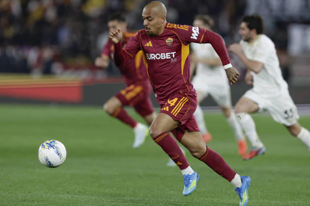 CALCIO - Serie A - AS Roma vs Pisa SC Roma s Dutch midfielder Donyell Malen controls the ball during the Serie A football match between AS Roma vs Pisa at the Olimpico Stadium in Rome, Italy on April 10, 2026. Rome Italy Copyright: xIPAxSport ABACAx