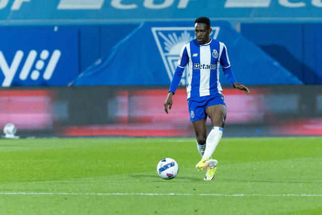 April 12, 2026, Estoril, Oeiras, Portugal: Porto defender from Nigeria ZAIDU SANUSI (12) in action during the game of Matchday 29 of the Liga Portugal Betclic between Estoril and Porto at Estadio Antonio Coimbra da Mota Estoril Portugal - ZUMAs359 20260412_zsp_s359_015 Copyright: xAlexandrexdexSousax