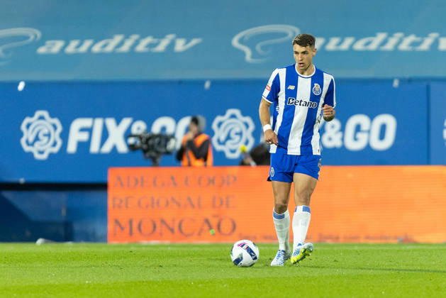 April 12, 2026, Estoril, Oeiras, Portugal: Porto defender from Poland JAKUB KIWIOR (4) in action during the game of Matchday 29 of the Liga Portugal Betclic between Estoril and Porto at Estadio Antonio Coimbra da Mota Estoril Portugal - ZUMAs359 20260412_zsp_s359_042 Copyright: xAlexandrexdexSousax