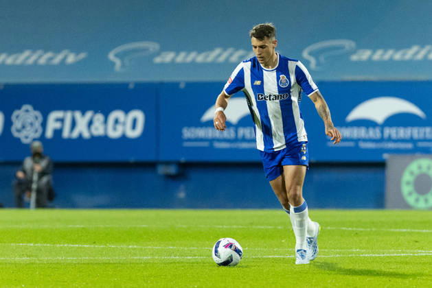 April 12, 2026, Estoril, Oeiras, Portugal: Porto defender from Poland JAKUB KIWIOR (4) in action during the game of Matchday 29 of the Liga Portugal Betclic between Estoril and Porto at Estadio Antonio Coimbra da Mota Estoril Portugal - ZUMAs359 20260412_zsp_s359_043 Copyright: xAlexandrexdexSousax