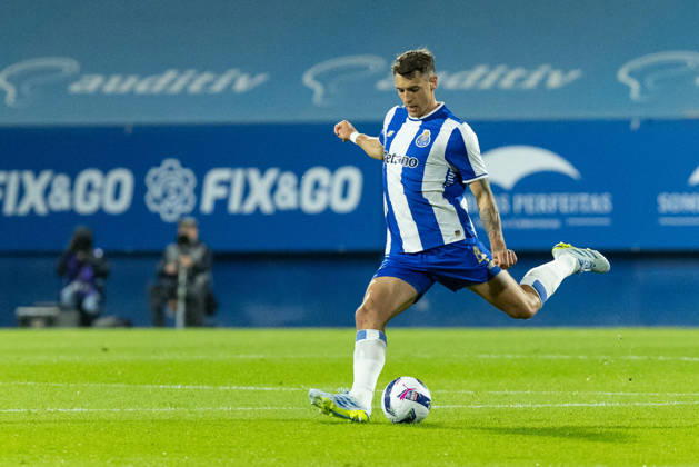 April 12, 2026, Estoril, Oeiras, Portugal: Porto defender from Poland JAKUB KIWIOR (4) in action during the game of Matchday 29 of the Liga Portugal Betclic between Estoril and Porto at Estadio Antonio Coimbra da Mota Estoril Portugal - ZUMAs359 20260412_zsp_s359_044 Copyright: xAlexandrexdexSousax