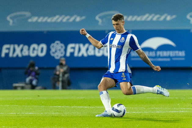 April 12, 2026, Estoril, Oeiras, Portugal: Porto defender from Poland JAKUB KIWIOR (4) in action during the game of Matchday 29 of the Liga Portugal Betclic between Estoril and Porto at Estadio Antonio Coimbra da Mota Estoril Portugal - ZUMAs359 20260412_zsp_s359_045 Copyright: xAlexandrexdexSousax