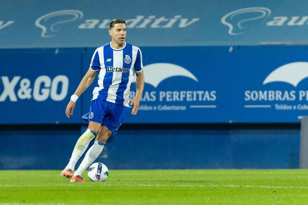 April 12, 2026, Estoril, Oeiras, Portugal: Porto defender from Poland JAN BEDNAREK (5) in action during the game of Matchday 29 of the Liga Portugal Betclic between Estoril and Porto at Estadio Antonio Coimbra da Mota Estoril Portugal - ZUMAs359 20260412_zsp_s359_049 Copyright: xAlexandrexdexSousax