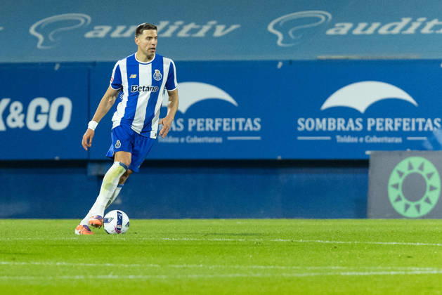 April 12, 2026, Estoril, Oeiras, Portugal: Porto defender from Poland JAN BEDNAREK (5) in action during the game of Matchday 29 of the Liga Portugal Betclic between Estoril and Porto at Estadio Antonio Coimbra da Mota Estoril Portugal - ZUMAs359 20260412_zsp_s359_050 Copyright: xAlexandrexdexSousax