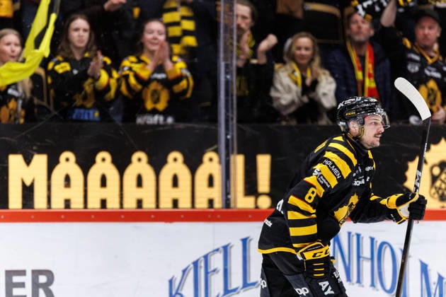 260415 Skellefteas Oliver Okuliar celebrates after 2 0 during the SHL semifinal five between Skelleftea and Lulea on April 15, 2026 in Skelleftea Copyright: PÄRxBÄCKSTRÖM BB260415BB400
