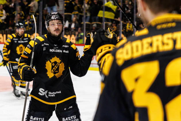 260415 Skellefteas Oliver Okuliar celebrates after 2 0 during the SHL semifinal five between Skelleftea and Lulea on April 15, 2026 in Skelleftea Copyright: PÄRxBÄCKSTRÖM BB260415BB405
