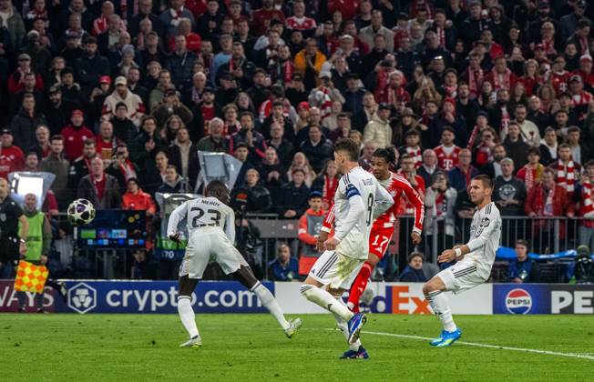 Soccer, Men, 2025 2026 season, Champions League quarter-final, second leg , FC Bayern Munich Real Madrid 4 3 , Michael Olise Bayern Munich scores the goal to make it 4 3 against Ferland Mendy Real Madrid and Federico Valverde Real Madrid , 15 04 2026, Copyright: xMatthiasxKochx
