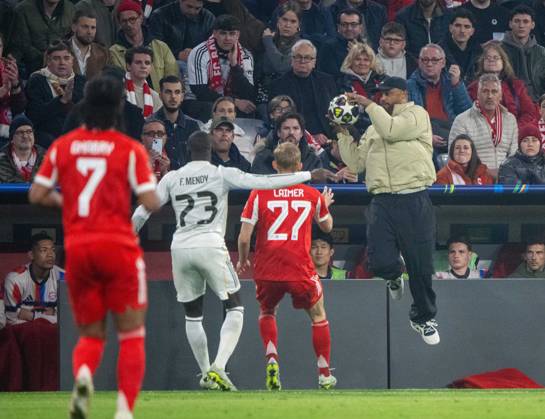 Soccer, Men, Season 2025 2026, Champions League quarter-final, second leg , FC Bayern Munich Real Madrid, f l Serge Gnabry Bayern Munich , Ferland Mendy Real Madrid , Konrad Laimer Bayern Munich , Coach Vincent Kompany Bayern Munich , 15 04 2026, Copyright: xMatthiasxKochx