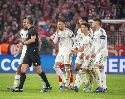 Soccer, Men, 2025 2026 season, Champions League quarter-final, second leg , FC Bayern Munich Real Madrid, Kylian Mbappe Real Madrid laughs at referee Slavko Vincic after sending off Eduardo Camavinga not pictured, Real Madrid, 15 04 2026, Copyright: xMatthiasxKochx