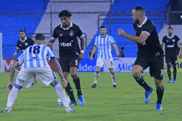 RECORD DATE NOT STATED 15th April 2026; Presidente Peron Stadium, Buenos Aires, Argentina; Copa Sudamericana Football Racing versus Botafogo; Franco Pardo of Racing battles for possession with Cristian Medina of Botafogo PoolxPelaezxBurga DiaEsportivo