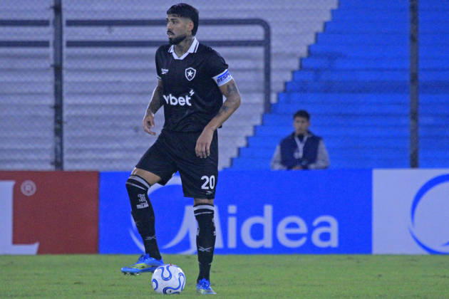 RECORD DATE NOT STATED 15th April 2026; Presidente Peron Stadium, Buenos Aires, Argentina; Copa Sudamericana Football Racing versus Botafogo; Alexander Barboza of Botafogo controls the ball PoolxPelaezxBurga DiaEsportivo