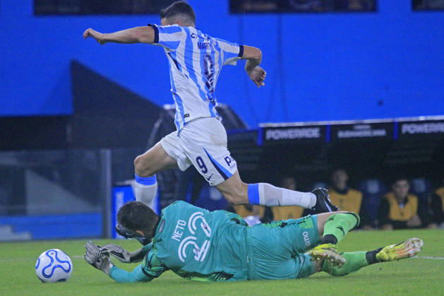 RECORD DATE NOT STATED 15th April 2026; Presidente Peron Stadium, Buenos Aires, Argentina; Copa Sudamericana Football Racing versus Botafogo; Adrian Martinez of Racing battles for possession with goalkeeper Neto of Botafogo PoolxPelaezxBurga DiaEsportivo