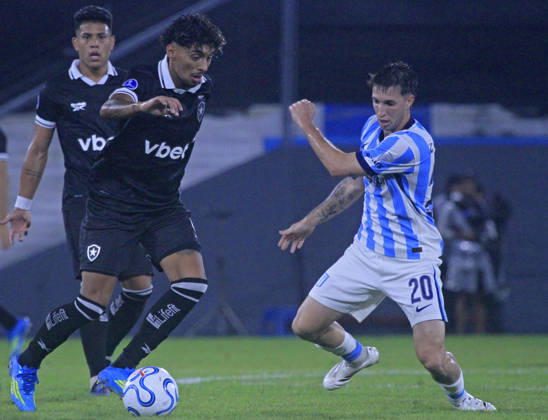 RECORD DATE NOT STATED 15th April 2026; Presidente Peron Stadium, Buenos Aires, Argentina; Copa Sudamericana Football Racing versus Botafogo; Baltasar Rodr& xed;guez of Racing battles for possession with Cristian Medina of Botafogo PoolxPelaezxBurga DiaEsportivo