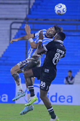 RECORD DATE NOT STATED 15th April 2026; Presidente Peron Stadium, Buenos Aires, Argentina; Copa Sudamericana Football Racing versus Botafogo; Santiago Sosa of Racing battles for possession with Eden& xed;lson of Botafogo PoolxPelaezxBurga DiaEsportivo