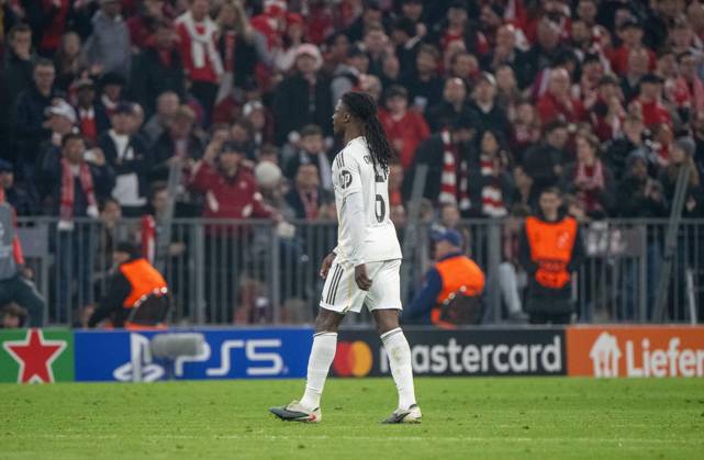 Soccer, Men, 2025 2026 season, Champions League quarter-final, second leg , FC Bayern Munich Real Madrid 4 3 , Eduardo Camavinga Real Madrid saw the yellow red card, he leaves the pitch, 15 04 2026, Copyright: xMatthiasxKochx