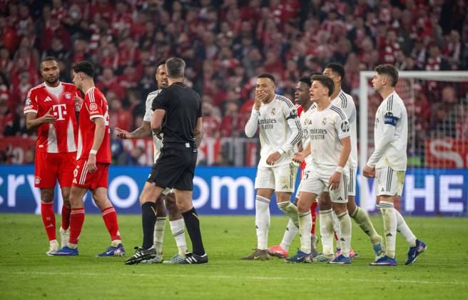 Soccer, Men, 2025 2026 season, Champions League quarter-final, second leg , FC Bayern Munich Real Madrid, Kylian Mbappe M , Real Madrid laughs at referee Slavko Vincic after sending off Eduardo Camavinga not in the picture, Real Madrid, Vinicius Junior Real Madrid , Arda Güler Real Madrid and Federico Valverde Real Madrid are stunned, 15 04 2026, Copyright: xMatthiasxKochx