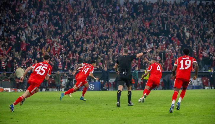 Soccer, Men, Season 2025 2026, Champions League quarter-final, second leg , FC Bayern Munich Real Madrid 4 3 , v l Aleksandar Pavlovic Bayern Munich , Luis Diaz Bayern Munich , Jonathan Tah Bayern Munich , Alphonso Davies Bayern Munich , cheering after scoring 3 3, 15 04 2026, Copyright: xMatthiasxKochx