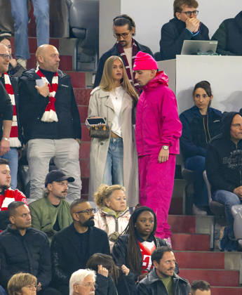 15 04 2026, Soccer UEFA Championsleague 2025 2026 quarterfinal second leg, FC Bayern Munich Real Madrid, in the Allianz Arena Munich, Lennart Karl re, FC Bayern Munich on the stands in a glow stick outfit in pink, with his new girlfriend Zoe Käppele on his left next to him
