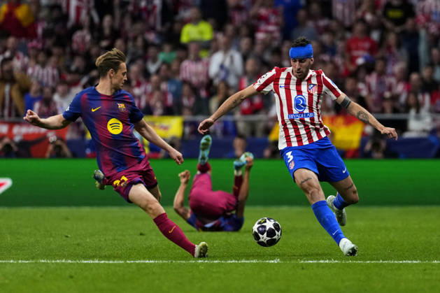 SOCCER-Matchday Round of Quarter-finals of UEFA Champions League match between Atletico de Madrid and FC Barcelona, Barca at Riyadh Air Metropolitano on April 14, 2026. Matteo Ruggeri of Atletico de Madrid battles for the ball with Frenkie de Jong of FC Barcelona during the UEFA Champions League match between Atletico de Madrid and FC Barcelona at Riyadh Air Metropolitano on April 14, 2026. Madrid Madrid Spain EDITORIAL USE ONLY Copyright: xx SENISx-xCEBOLLAx xALFAQUIx dpphotos201640