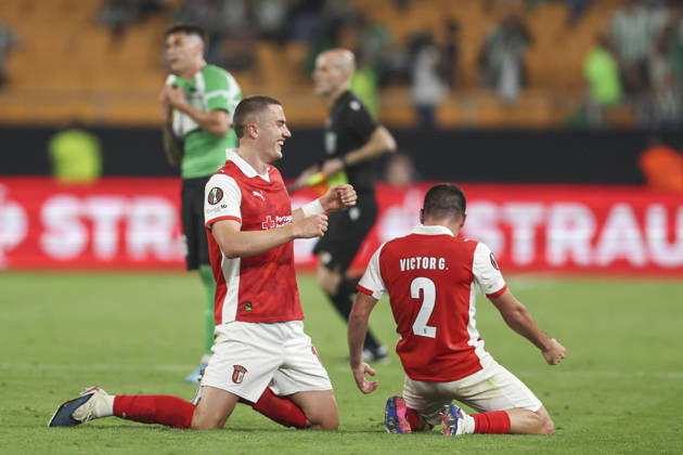 ESP: Real Betis-SC Braga. UEFA Europa League. Quarter-Finals, second Leg. Victor Gomez and Gustaf Lagerbielke of SC Braga during the UEFA Europa League match, Quarter-Finals, second leg between Real Betis and SC Braga. Olimpico de la Cartuja Stadium on April 17, 2026 in Sevilla, Spain. kpng Copyright: xAntonioxPozox xPRESSINPHOTOx AP_260417_BET_BRA_2526_193