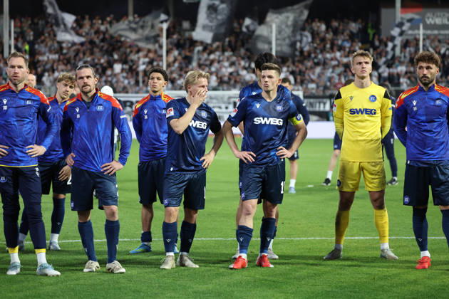 17 04 2026, xrekx, Fussball 2 Bundesliga, SV Elversberg Karlsruher SC v l KSC Mannschaft bedankt bedanken sich bei den Fans, the player thanks the fans for their support Marvin Wanitzek Karlsruher SC enttaeuscht, enttäuscht, schaut enttaeuscht, niedergeschlagen, disappointed DFL DFB REGULATIONS PROHIBIT ANY USE OF PHOTOGRAPHS as IMAGE SEQUENCES and or QUASI VIDEO Elversberg