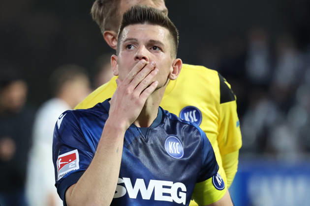 17 04 2026, xrekx, Fussball 2 Bundesliga, SV Elversberg Karlsruher SC v l Marvin Wanitzek Karlsruher SC enttaeuscht, enttäuscht, schaut enttaeuscht, niedergeschlagen, disappointed vor den Fans DFL DFB REGULATIONS PROHIBIT ANY USE OF PHOTOGRAPHS AS IMAGE SEQUENCES AND OR QUASI VIDEO Elversberg