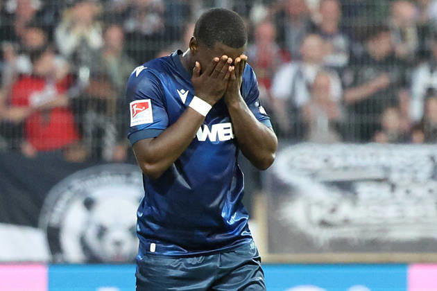 17 04 2026, xrekx, Fußball 2 Bundesliga, SV Elversberg Karlsruher SC v l Spielende Stephan Ambrosius Karlsruher SC enttaeuscht, enttäuscht, schaut enttaeuscht, niedergeschlagen, disappointed DFL DFB REGULATIONS PROHIBIT ANY USE OF PHOTOGRAPHS as IMAGE SEQUENCES and or QUASI VIDEO Elversberg