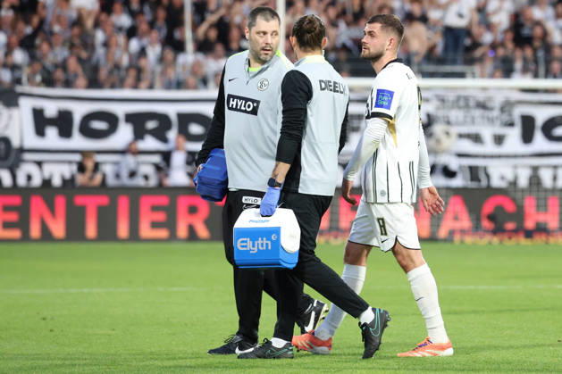 17 04 2026, xrekx, Fußball 2 Bundesliga, SV Elversberg Karlsruher SC v l Lukasz Poreba SV 07 Elversberg verletzt, Verletzung, Schmerz, Schmerzen, injured, injury, pain, pains DFL DFB REGULATIONS PROHIBIT ANY USE OF PHOTOGRAPHS as IMAGE SEQUENCES and or QUASI VIDEO Elversberg