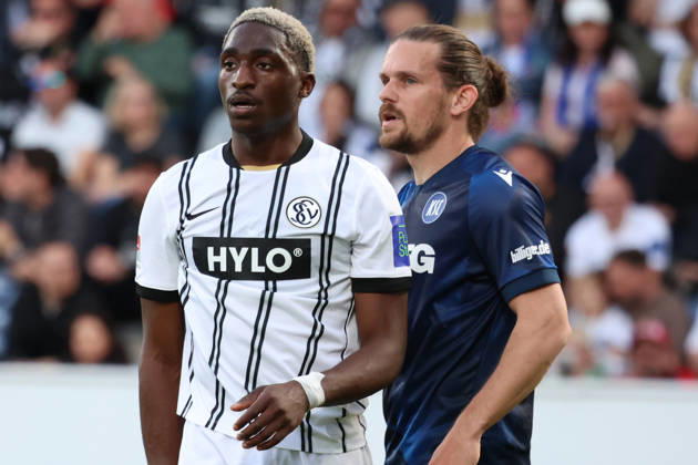 17 04 2026, xrekx, Soccer 2 Bundesliga, SV Elversberg Karlsruher SC v l David Mokwa SV 07 Elversberg Sebastian Jung Karlsruher SC DFL DFB REGULATIONS PROHIBIT ANY USE OF PHOTOGRAPHS as IMAGE SEQUENCES and or QUASI VIDEO Elversberg