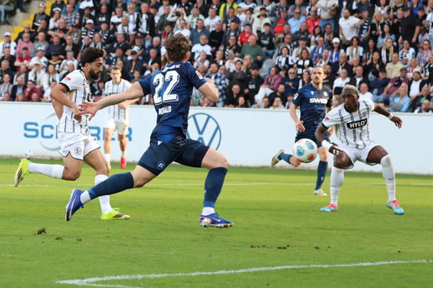 17 04 2026, xrekx, Soccer 2 Bundesliga, SV Elversberg Karlsruher SC v l Goal kick to 1 0 by Immanuel Pherai SV 07 Elversberg DFL DFB REGULATIONS PROHIBIT ANY USE OF PHOTOGRAPHS as IMAGE SEQUENCES and or QUASI VIDEO Elversberg