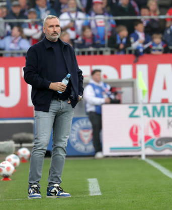 Coach Tim Walter Holstein Kiel Football, Men, Season 2025 2026, 2 BL, Holstein Stadion, Holstein Kiel vs 1 FC Kaiserslautern, 3 0 DFL REGULATIONS PROHIBIT ANY USE OF PHOTOGRAPHS AS IMAGE SEQUENCES AND OR QUASI VIDEO