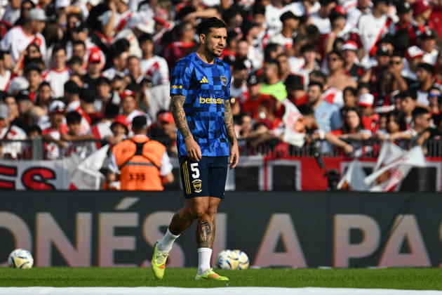 Torneo Apertura Mercado Libre 2026 match between River Plate and Boca Juniors BUENOS AIRES, ARGENTINA - APRIL 19: Leandro Paredes of Boca Juniors warm up previous a Torneo Apertura Mercado Libre 2026 match between River Plate and Boca Juniors at Mas Monumental Antonio Vespucio Liberti Stadium on April 19, 2026 in Buenos Aires, Argentina. Buenos Aires Buenos Aires Buenos Aires Argentina Copyright: xIMAGOx xPhotoCero5x xLucianoxBisbalx