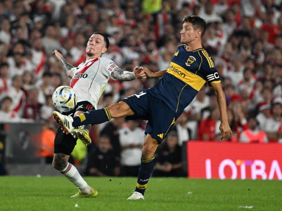 Torneo Apertura Mercado Libre 2026 match between River Plate and Boca Juniors BUENOS AIRES, ARGENTINA - APRIL 19: Ander Herrera of Boca Juniors and Anibal Moreno of River Plate fights the ball during a Torneo Apertura Mercado Libre 2026 match between River Plate and Boca Juniors at Mas Monumental Antonio Vespucio Liberti Stadium on April 19, 2026 in Buenos Aires, Argentina. Buenos Aires Buenos Aires Buenos Aires Argentina Copyright: xIMAGOx xPhotoCero5x xLucianoxBisbalx