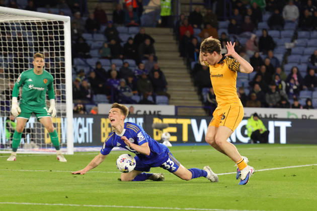 Leicester City v Hull City, EFL Sky Bet Championship Leicester City defender Luke Thomas (33) goes down under pressure from Hull City midfielder Kieran Dowell (26) during the EFL Sky Bet Championship match between Leicester City and Hull City at the King Power Stadium, Leicester, UK on 21 April 2026. Leicester King Power Stadium Leicestershire UK Editorial use only DataCo restrictions apply See www.football-dataco.com , Copyright: xJohnxMallettx PSI-24111-0070