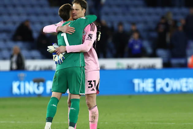 Leicester City v Hull City, EFL Sky Bet Championship Hull City goalkeeper Ivor Pandur (1) & Leicester City goalkeeper Asmir Begovic (31) hug at the end of the EFL Sky Bet Championship match between Leicester City and Hull City at the King Power Stadium, Leicester, UK on 21 April 2026. Leicester King Power Stadium Leicestershire UK Editorial use only DataCo restrictions apply See www.football-dataco.com , Copyright: xJohnxMallettx PSI-24111-0074