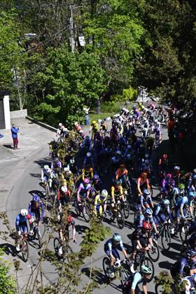 The pack of riders pictured in action during the men s race of the 90th edition of the La Fleche Wallonne , one day cycling race (Waalse Pijl - Walloon Arrow), 200 km from Herstal to Huy, Wednesday 22 April 2026. JASPERxJACOBS x171649997x