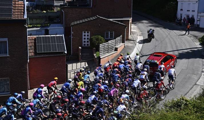 The pack of riders pictured in action during the men s race of the 90th edition of the La Fleche Wallonne , one day cycling race (Waalse Pijl - Walloon Arrow), 200 km from Herstal to Huy, Wednesday 22 April 2026. JASPERxJACOBS x171650004x