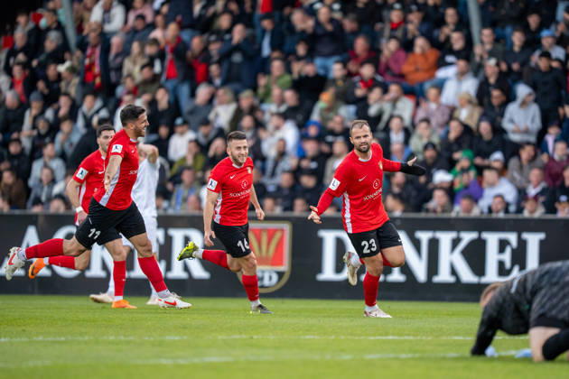 Fabian Eisele SG Sonnenhof Großaspach, 23 celebrates after his goal to 1 0 with Michael Kleinschrodt SG Sonnenhof Großaspach, 11 and Marius Kunde SG Sonnenhof Großaspach, 16 , SG Sonnenhof Großaspach vs SGV Freiberg, Soccer, Regionalliga Suedwest, Matchday 30, 22 04 2026 Aspach Baden Wuerttemberg Germany Copyright: xkolbert-press PhilipxZieglerx