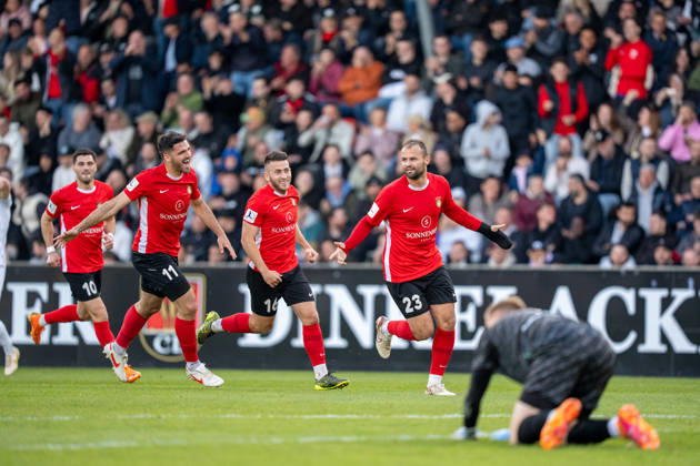 Fabian Eisele SG Sonnenhof Großaspach, 23 celebrates after his goal to 1 0 with Michael Kleinschrodt SG Sonnenhof Großaspach, 11 and Marius Kunde SG Sonnenhof Großaspach, 16 , SG Sonnenhof Großaspach vs SGV Freiberg, Soccer, Regionalliga Suedwest, Matchday 30, 22 04 2026 Aspach Baden Wuerttemberg Germany Copyright: xkolbert-press PhilipxZieglerx